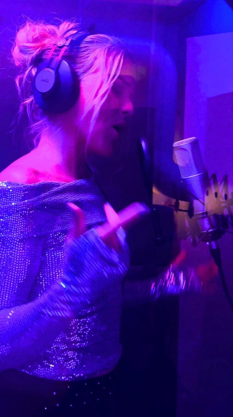 Anna Jois spelar in sång i studion, 2026